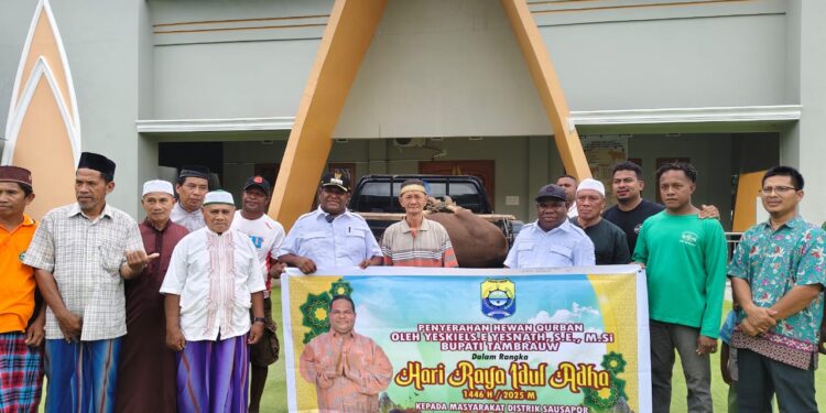 Idul Adha, Bupati Yeskiel Sumbang 2 Ekor Sapi Qurban