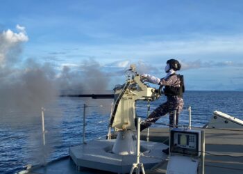 Tajamkan Naluri Tempur, KRI Kapak-625  Latihan Penembakan Meriam di Laut Maluku
