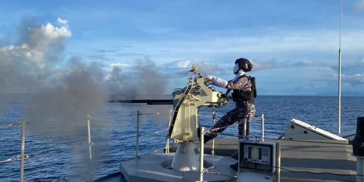 Tajamkan Naluri Tempur, KRI Kapak-625  Latihan Penembakan Meriam di Laut Maluku