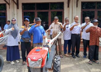 Dukung Ketahanan Pangan, Robert Kardinal Serahkan Alat Mesin Pertanian di Kabupaten Sorong