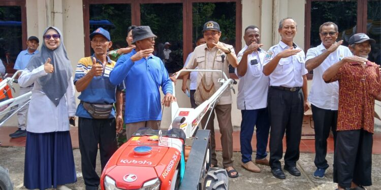 Dukung Ketahanan Pangan, Robert Kardinal Serahkan Alat Mesin Pertanian di Kabupaten Sorong