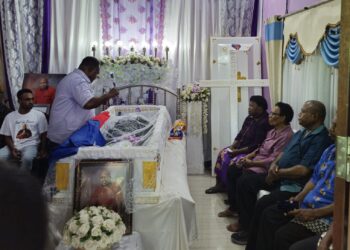 Dipadati Pelayat, Gubernur Lepas Jenasah Alm Abner Jitmau