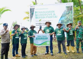 Pertamina Kilang Kasim Tanam 1.000 Pohon Mangrove & Bersihkan Pantai Wawenagu