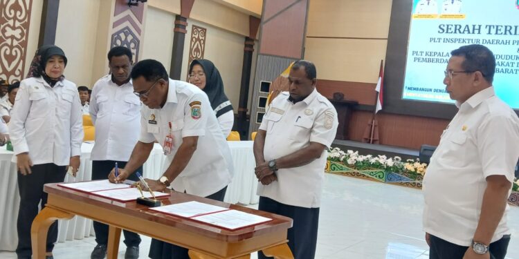 Pj Sekda PBD Pimpin Sertijab Plt Inspektur dan Plt Kadis Dukcapil Dan PMK