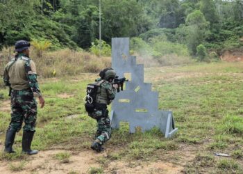 Satkopaska Koarmada III Gelar Latihan Menembak Senjata Bantu di Sorong
