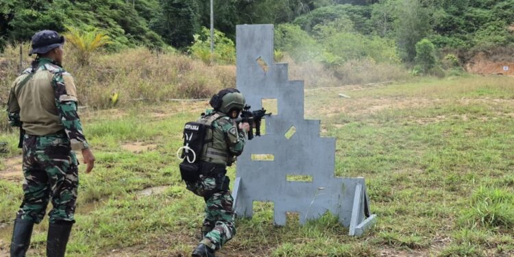 Satkopaska Koarmada III Gelar Latihan Menembak Senjata Bantu di Sorong