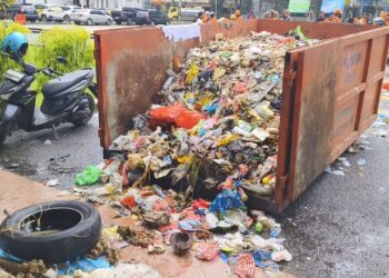 Ratusan Petugas Kebersihan Demo, Bawa 2 Bak Sampah di Kantor Wali Kota Sorong
