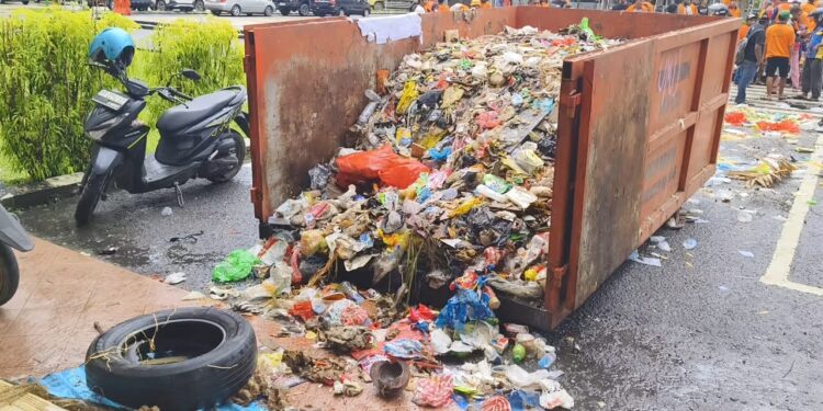 Ratusan Petugas Kebersihan Demo, Bawa 2 Bak Sampah di Kantor Wali Kota Sorong