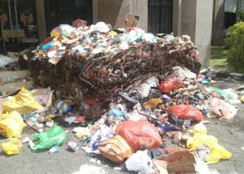 Dirumahkan Usai Belasan Tahun Mengabdi, Eks Ratusan Petugas Kebersihan Hambur Sampah di Kantor Wali Kota Sorong