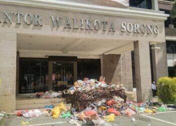 Dirumahkan Usai Belasan Tahun Mengabdi, Eks Ratusan Petugas Kebersihan Hambur Sampah di Kantor Wali Kota Sorong