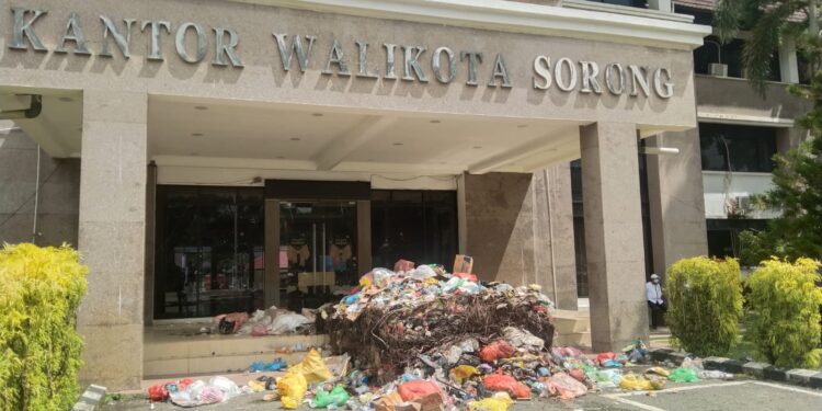 Dirumahkan Usai Belasan Tahun Mengabdi, Eks Ratusan Petugas Kebersihan Hambur Sampah di Kantor Wali Kota Sorong
