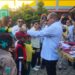 Program Sekolah Gratis, Wali Kota Sorong Serahkan Seragam ke Siswa Baru SDN 21