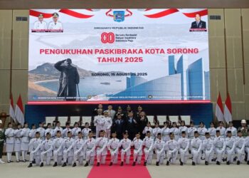 Sambut HUT RI ke-80, Wali Kota Sorong Kukuhkan Pasukan Paskibraka