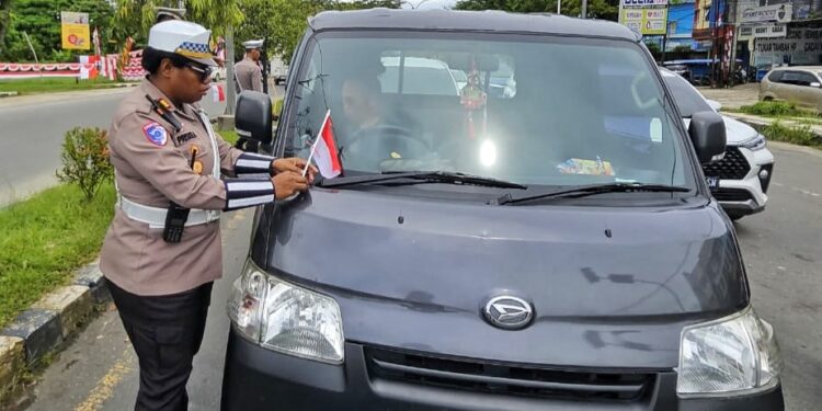 Gelorakan Nasionalisme, Satlantas Polresta Sorong Kota Bagikan Bendera Merah Putih Gratis