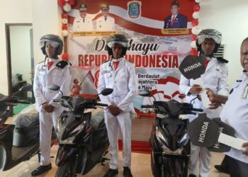 Jiwa Korsa, 3 Paskibraka Papua Barat Daya Diberikan Hadiah Sepeda Motor oleh Menteri Hukum