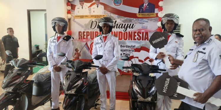 Jiwa Korsa, 3 Paskibraka Papua Barat Daya Diberikan Hadiah Sepeda Motor oleh Menteri Hukum