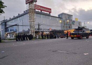 Polisi Sigap Bubarkan Massa, Aksi Lempar Batu Masih Berlangsung di Komplek Pertokoan Yohan