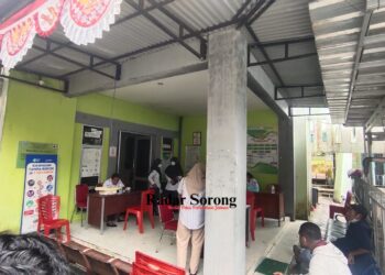 Warga Keluhkan Fasilitas Rusak, Pelayanan Puskesmas Sorong Dinilai Tak Layak Dilakukan di Teras