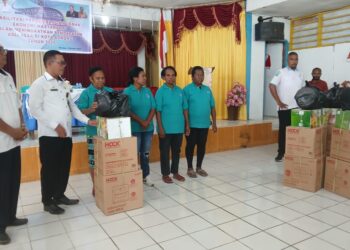 Dinas Pemberdayaan Masyarakat Kota Sorong Gelar Pelatihan juga Serahkan Bantuan Peralatan Pembuatan Kue