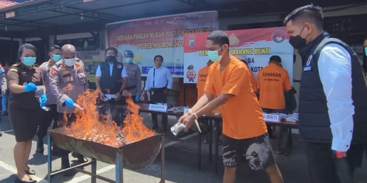3 Pengedar Ganja Ditangkap, Polisi Musnahkan 1,7 Kg BB