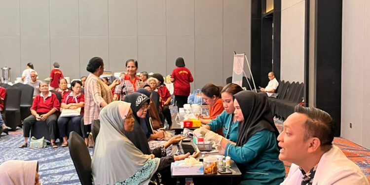 Gandeng Astha Medica Clinic, Aston Sorong Gelar Pemeriksaan Kesehatan Gratis 100 Lansia