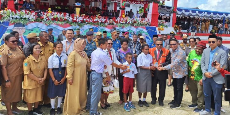 Abdullah Gazam Salurkan Beasiswa PIP di Sorong Selatan