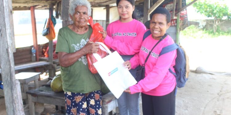 HUT ke-18 FJPI Bertepatan Hari Ibu, FJPI PBD Gelar Bakti Sosial Bagi Pedagang Mama Papua