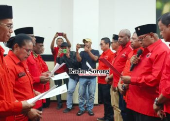 Ketua DPD PDI Perjuangan PBD Lantik Petronela Krenak Jadi Ketua DPC Sorong Selatan