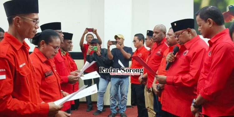 Ketua DPD PDI Perjuangan PBD Lantik Petronela Krenak Jadi Ketua DPC Sorong Selatan