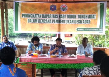 Dorong Pembentukan Desa Adat, DPMK Raja Ampat Gelar Bimtek bagi Tokoh Adat