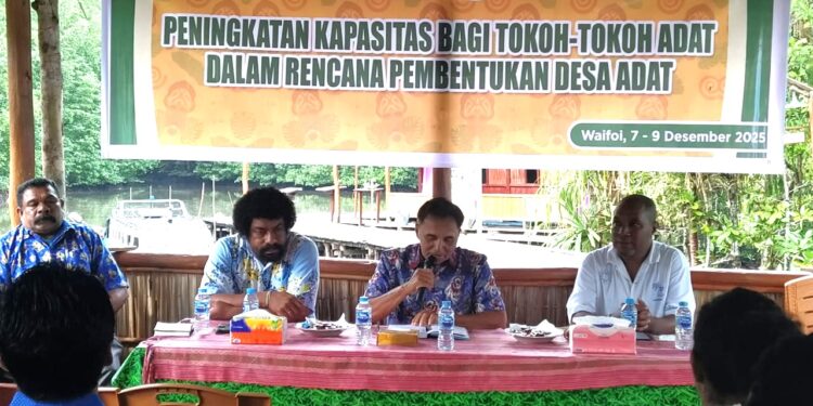 Dorong Pembentukan Desa Adat, DPMK Raja Ampat Gelar Bimtek bagi Tokoh Adat