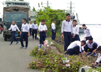 Dukung Program Indonesia ASRI, Prajurit Kodaeral XIV Bersihkan Dermaga dan Pantai