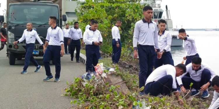 Dukung Program Indonesia ASRI, Prajurit Kodaeral XIV Bersihkan Dermaga dan Pantai