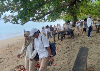 HUT Ke-18, DPD Gerindra PBD Korvei Bersih-Bersih di Pantai Tanjung Kasuari