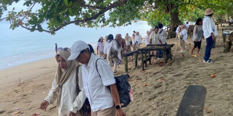 HUT Ke-18, DPD Gerindra PBD Korvei Bersih-Bersih di Pantai Tanjung Kasuari