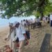 HUT Ke-18, DPD Gerindra PBD Korvei Bersih-Bersih di Pantai Tanjung Kasuari