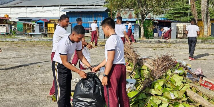 Polda Papua Barat Daya Bersihkan Alun-alun Aimas