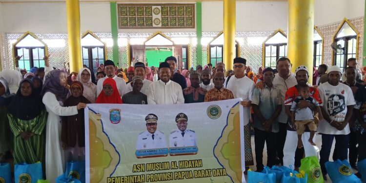 ASN Muslim Pemprov PBD Salurkan Paket Sembako di Kampung Muallaf dan Kampung Maibo