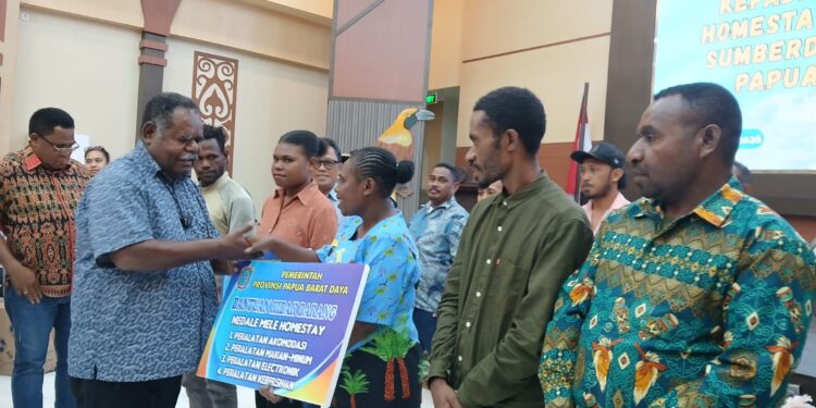 17 Pengelola Homestay dan Kelompok Sadar Wisata Terima Bantuan, Elisa Kambu : Perhatikan Kualitas Pelayanan