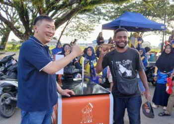 Bagi Ribuan Takjil, Rico Sia juga Borong Jualan Penjual Takjil