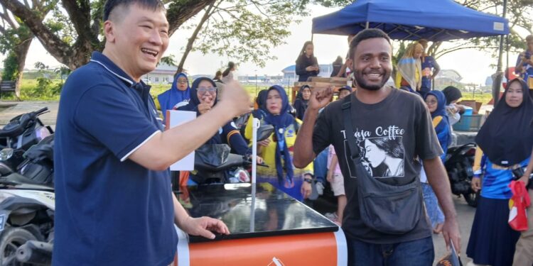 Bagi Ribuan Takjil, Rico Sia juga Borong Jualan Penjual Takjil