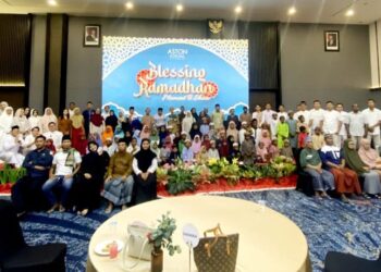 Aston Sorong Bahagiakan Lansia dari Griya Lansia At-Taubah, Malaingkedi dan Anak-anak TPA Ar-Rahman