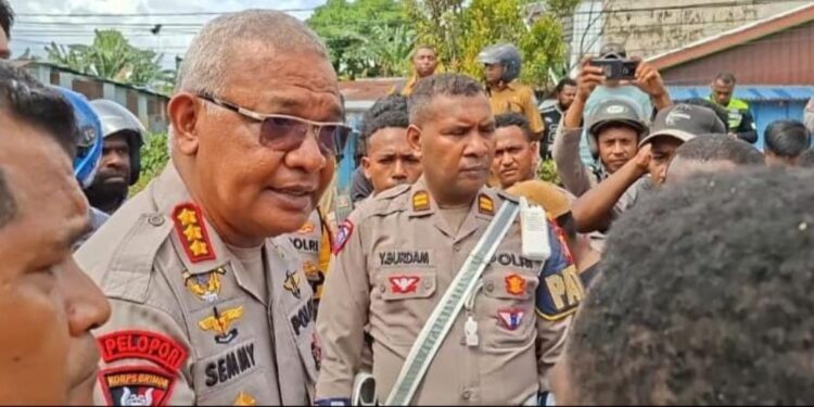 Air Mata Keluarga dan Dialog di Tengah Asap Ban