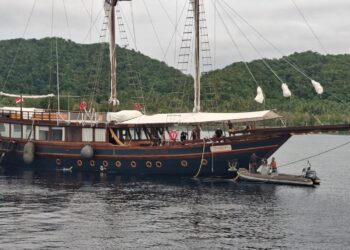 TNI AL Selamatkan dan Evakuasi Kapal Pesiar di Perairan Raja Ampat
