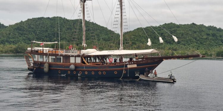 TNI AL Selamatkan dan Evakuasi Kapal Pesiar di Perairan Raja Ampat