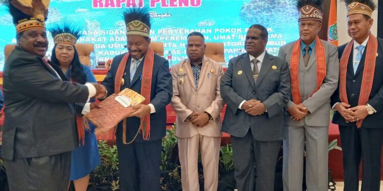 Sidang Pleno Perdana, MRP PBD Rekomendasikan Sengketa 3 Pulau di Raja Ampat Diselesaikan