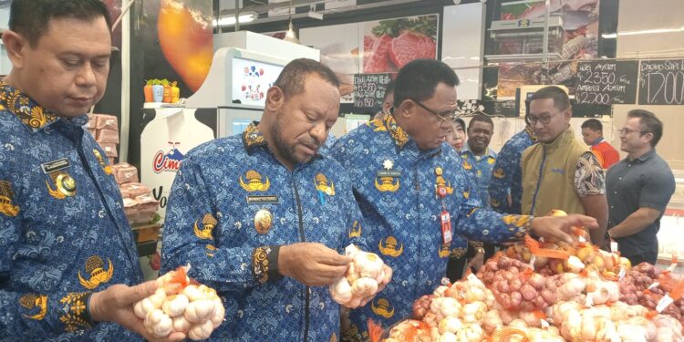 Pastikan Stok Pangan Aman, Pemprov PBD dan Pemkot Sorong Lakukan Sidak