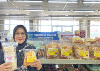 Ketekunan Ibu Partini Mengantarkan Camilan Aria Menjangkau Rak Indomaret