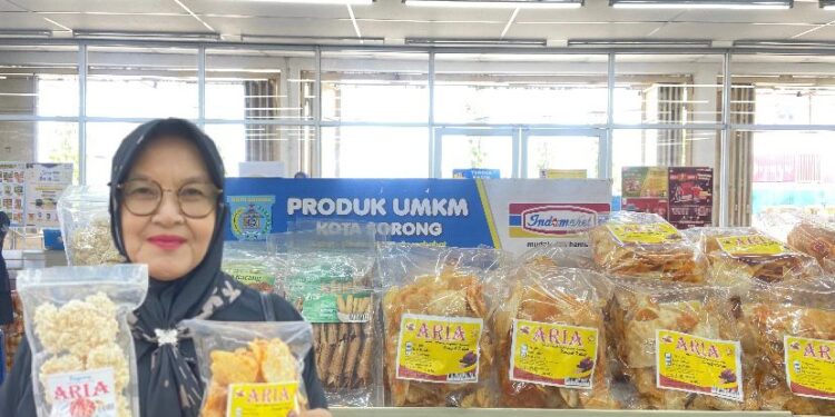 Ketekunan Ibu Partini Mengantarkan Camilan Aria Menjangkau Rak Indomaret
