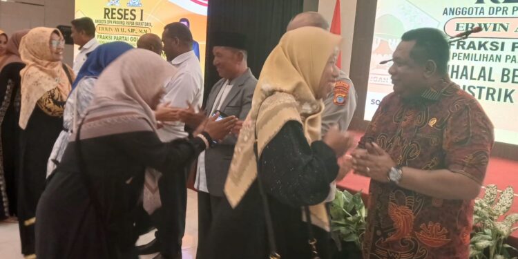 Erwin Ayal Perkokoh Silaturahmi dengan Ratusan Ibu-Ibu Majelis Taklim di Distrik Sorong Barat